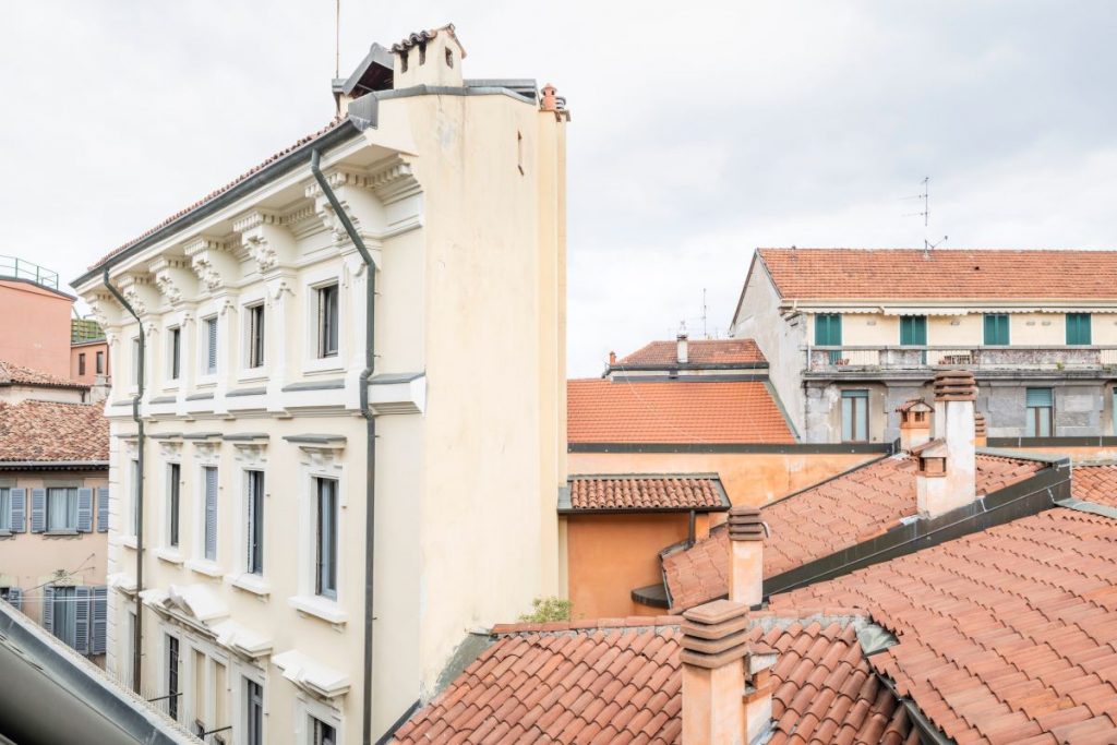 Výhľad z okna strešného bytu do ulice Via Lanzone.