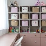 Časť detskej izby s úložnými priestormi.