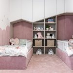 Dievčenská izba s dvoma posteľami a hračkami.