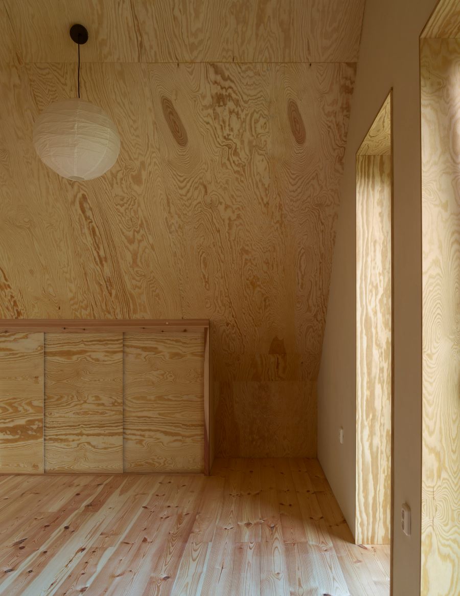 Prírodné materiály cítiť v tomto dome na každom koku.