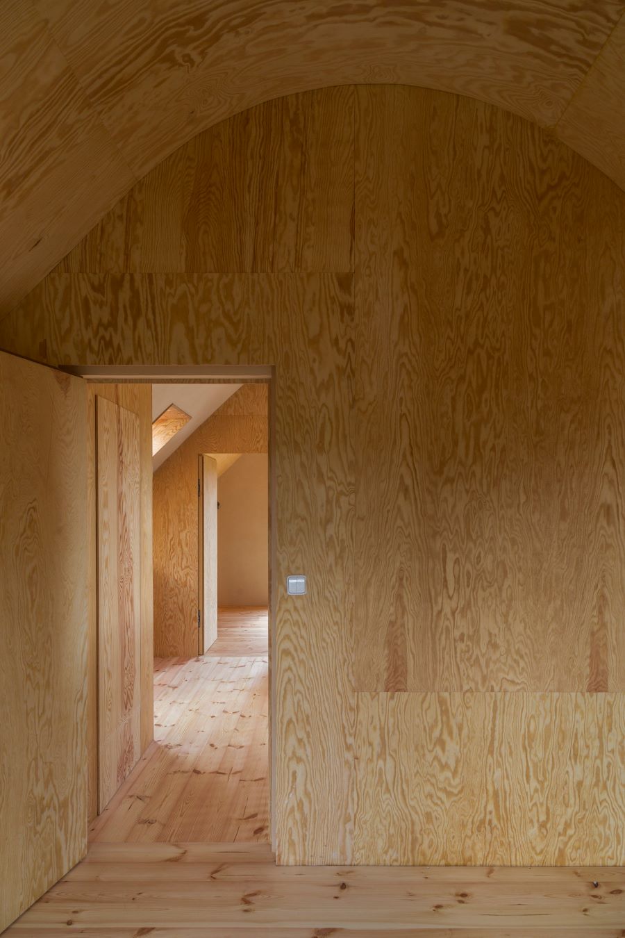 Prírodné materiály cítiť v tomto dome na každom koku.