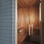 Pohľad do sauny cez presklené dvere.