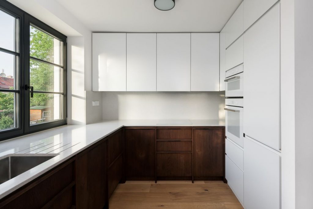 Kuchyňa s linkou v kombinácii tmavého dreva a bielej farby.