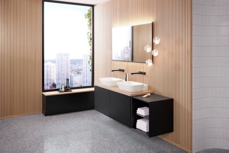 Moderná kúpeľňa s lamelovým obkladom a čiernym nábytkom.