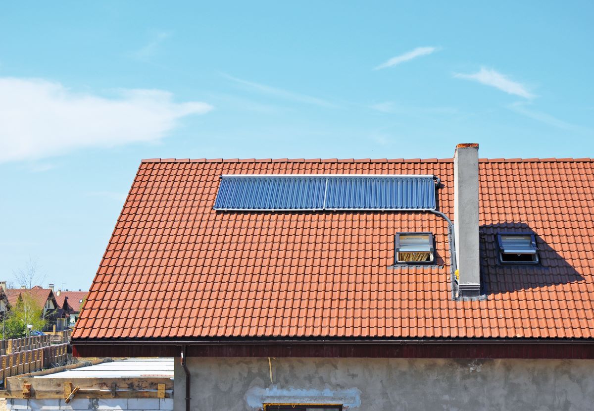 Záber na solárne panely na streche domu.