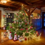 Vianočný stromček v interiéri chaty.