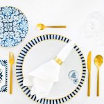 Prestretý stôl s taniermi s námorníckou modrou.