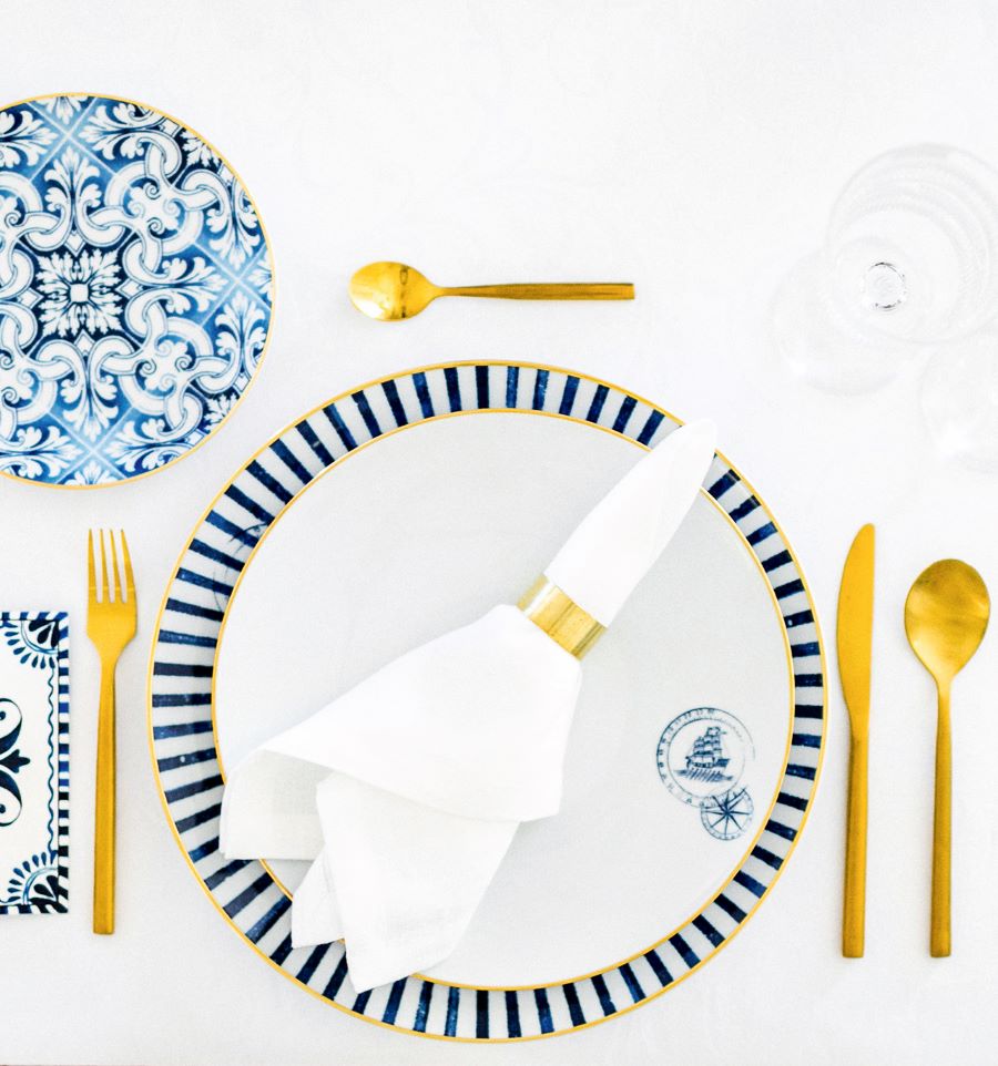 Prestretý stôl s taniermi s námorníckou modrou.