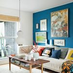 Obývačka so stenou v námorníckej modrej.
