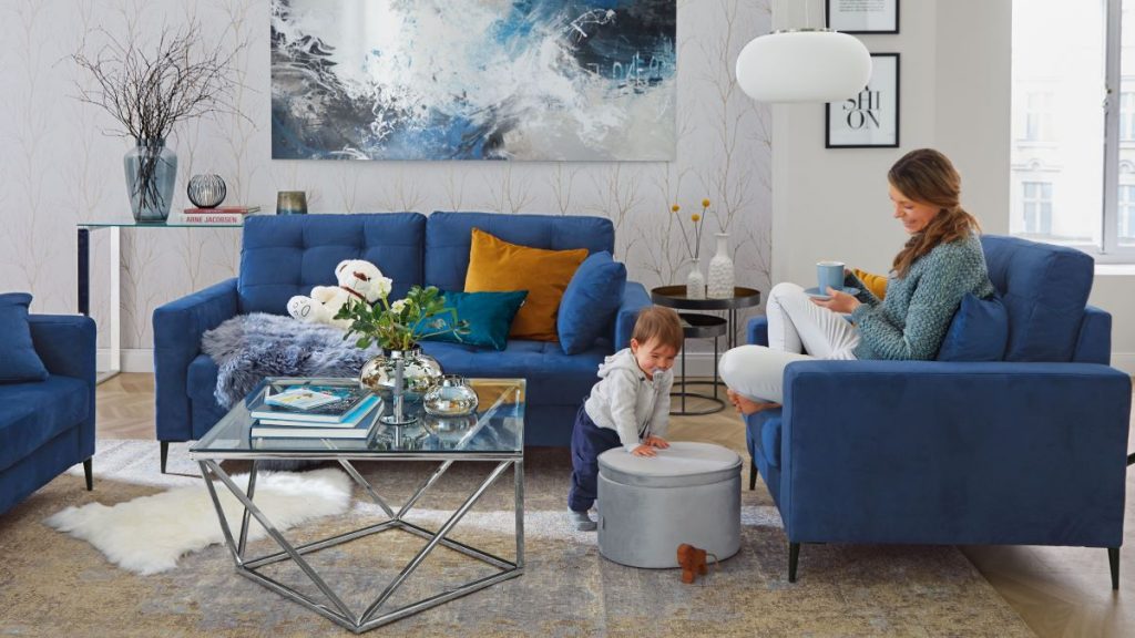 Obývačka so sedačkami v námorníckej modrej.