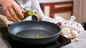Použitý kuchynský olej nevylievajte do odtoku. Týmito 6 spôsobmi ho zlikvidujete ekologicky