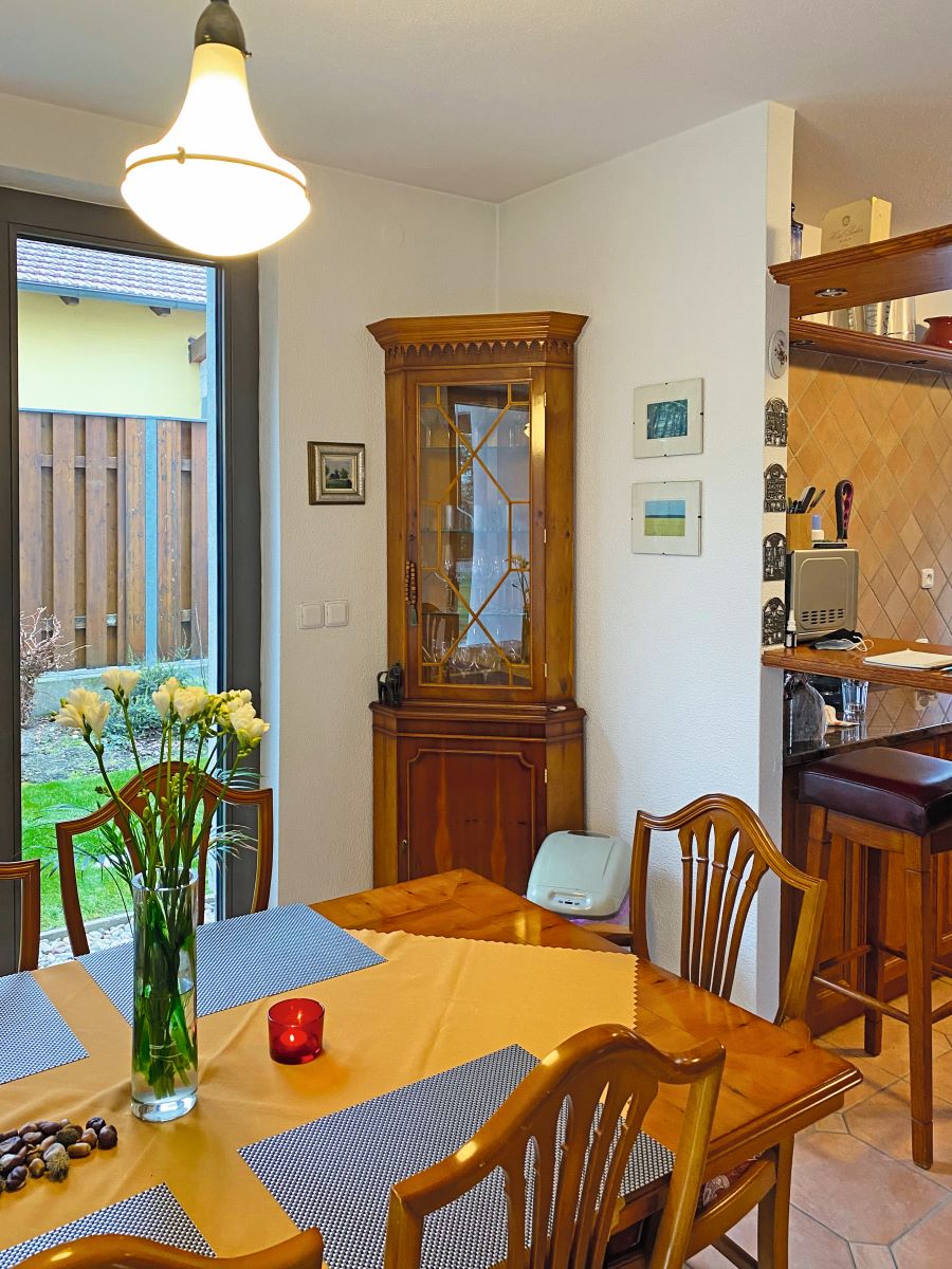 Miesto starej komody je v jedálni vysoká vitrína, ktorá slúži ako elegantný bar. 