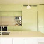 Moderne zariadená kuchyňa v pastelovej zelenej.