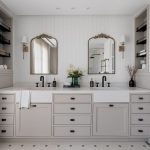 Bielo-sivá kúpeľňa s dvoma umývadlami, zrkadlami a úložnými priestormi.
