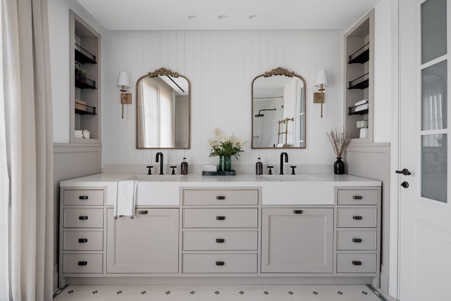 Bielo-sivá kúpeľňa s dvoma umývadlami, zrkadlami a úložnými priestormi.