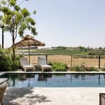 Pohľad z terasy na bazén a okolie domu v Izraeli.