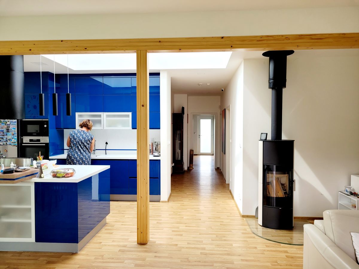 Moderná kuchyňa v modro-bielom prevedení s chodbou k vchodu.
