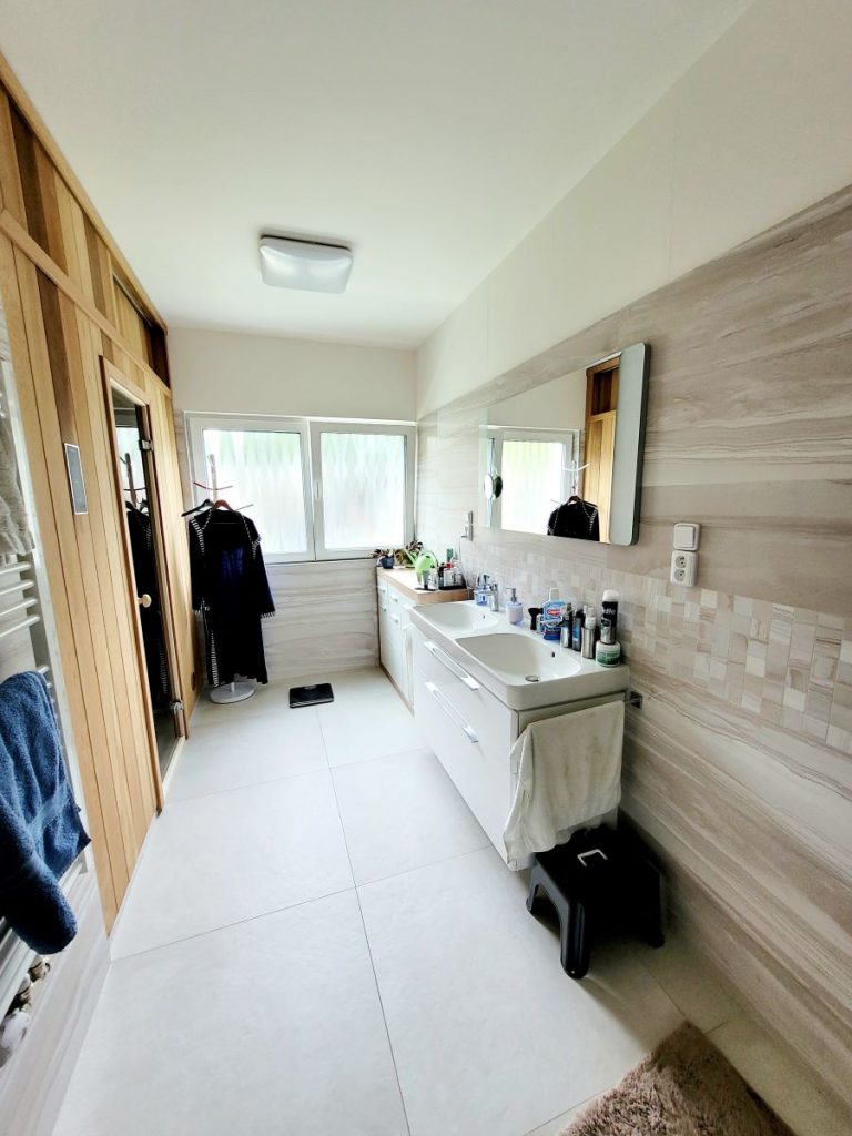 Kúpeľňa s dvoma umývadlami a úložným priestorom.