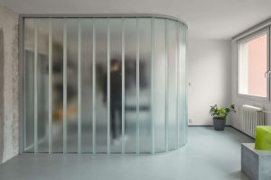 Majiteľa zvláštneho bývania prezrádzajú sklenené priečky. Ako vyzerá byt, ktorý nemá dvere?