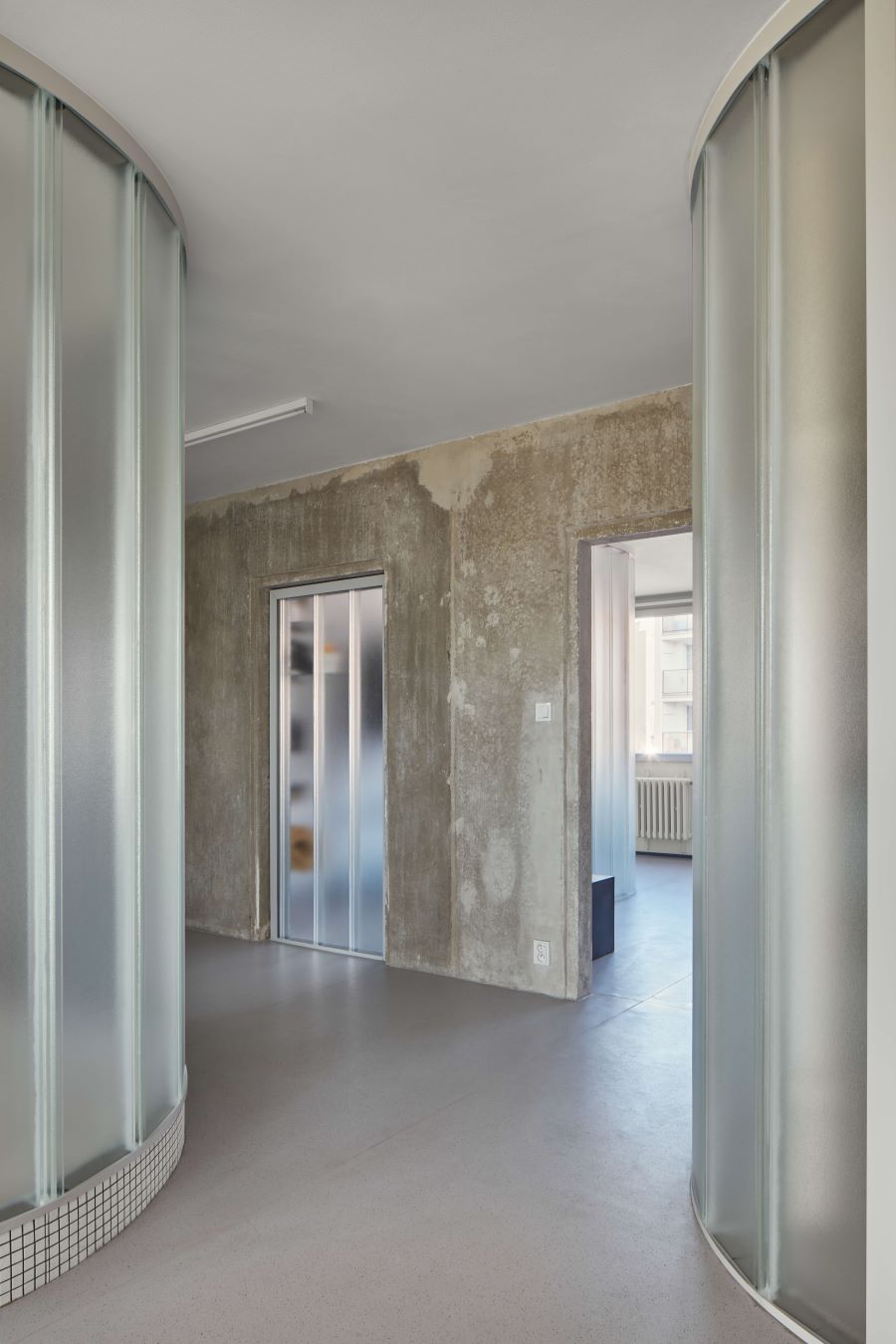 Architekti očistili nosnú stenu na jej materiálovú podstatu, teda na betón.