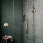 Sprchovací kút v kúpeľni so zelenkavými stenami
