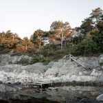 Ekodom v Nórsku zo skalnatým zrázom v pri pobreží.