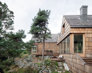 Architekti sa úžasne vynašli. Príťažlivý domček s nádhernými výhľadmi postavili z dreva, ktorí iní chceli vyhodiť