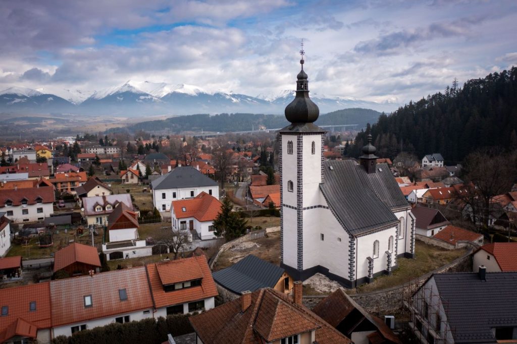 Pohľad z diaľky na Kostol sv. Jána Krstiteľa v Liptovskom Jáne.