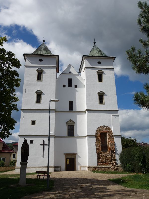 Pohľad z exteriéru na kostol sv. Žofie v Zborove.