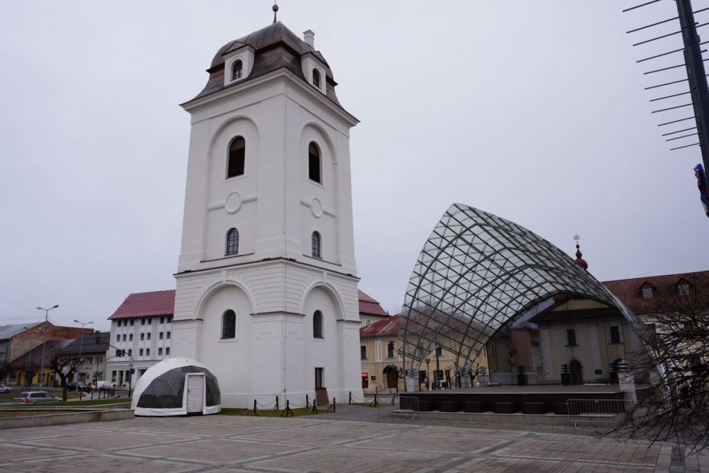 Pohľad z exteriéru na mestskú vežu v Brezne.