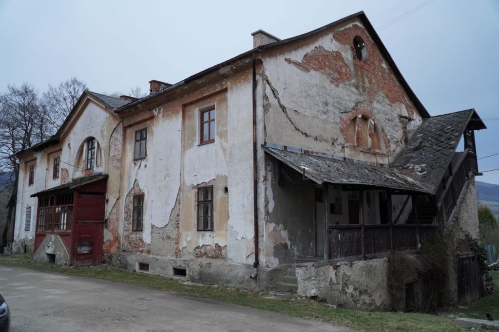 Pohľad z exteriéru na historický bytový dom v Betliari.