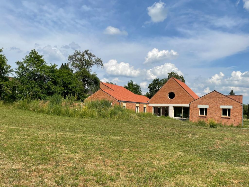 Exteriér tehlového rodinného domu zo zadnej strany.