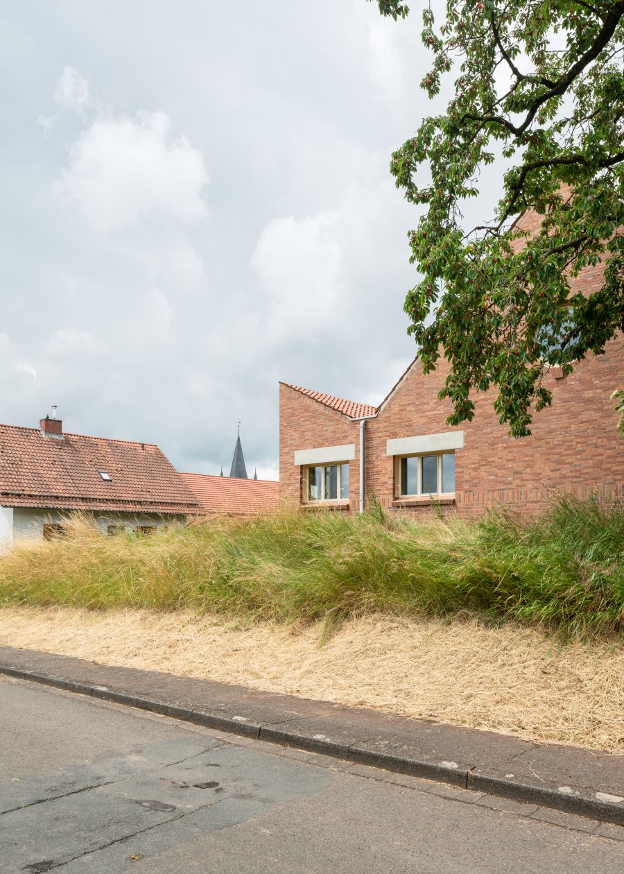 Hoci obec nie je veľmi veľká, dá sa v nej nájsť i stredoveký evanjelický kostol či vodný hrad.