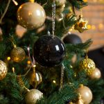 Detail na vianočné gule v čiernej a kovových farbách.