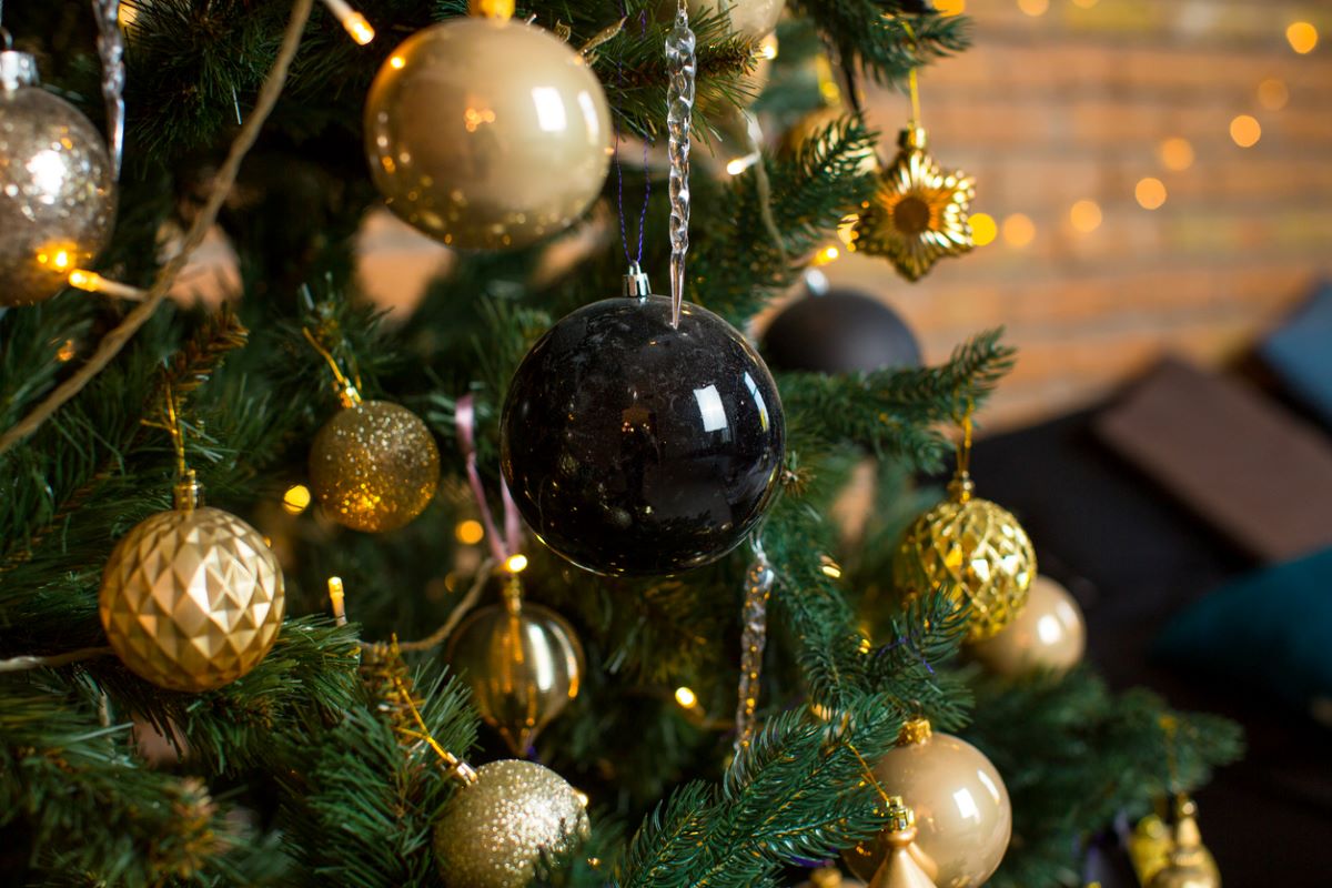 Detail na vianočné gule v čiernej a kovových farbách.