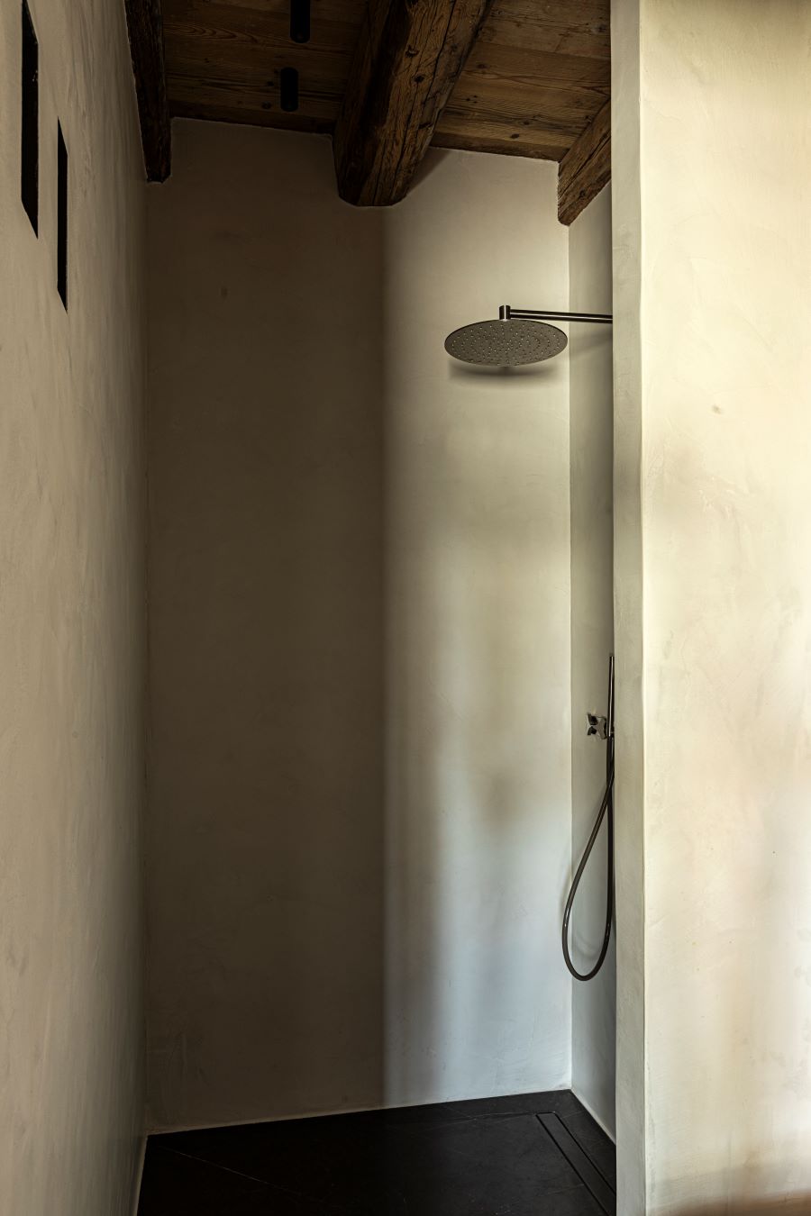 Do malého priestoru sa zmestila aj sprcha.