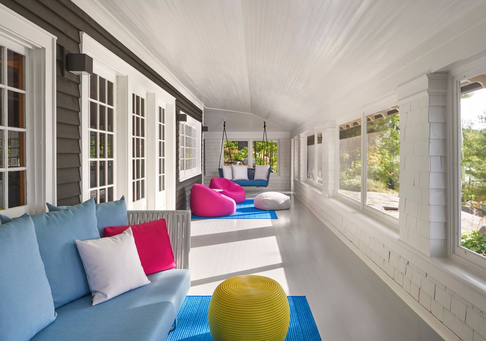 Záber na bielu verandu s farebným zariadením na sedenie.