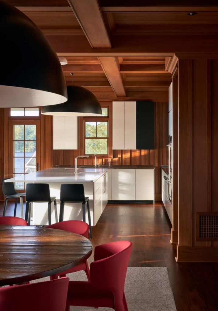 Pohľad od jedálenského stola smerom do kuchyne s minimalistickou kuchynskou linkou.