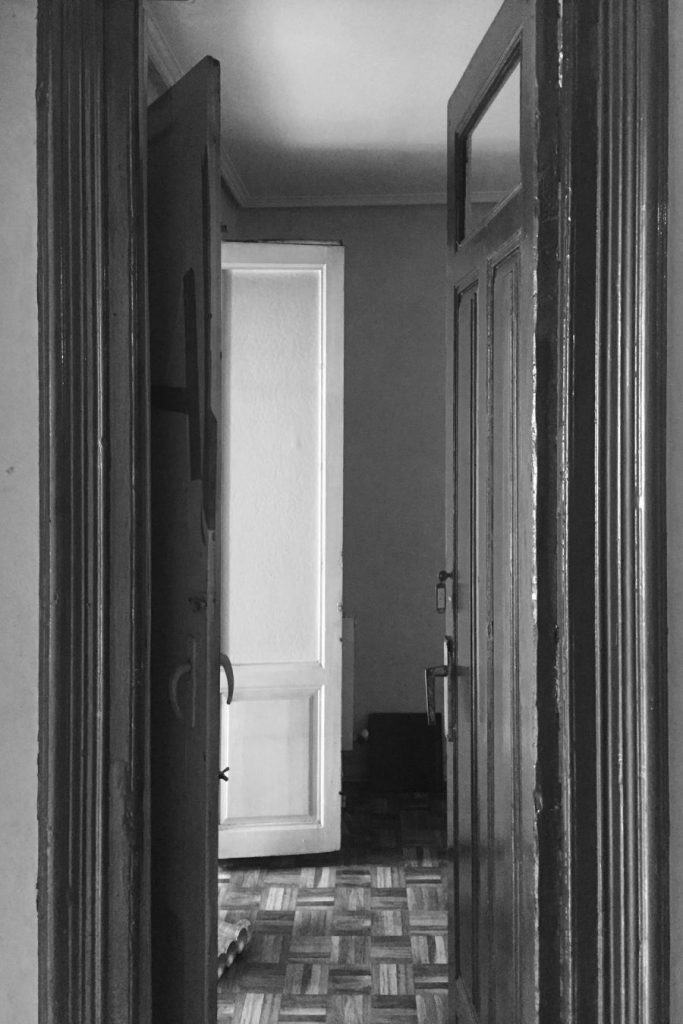 Pohľad na dvere v byte pred rekonštrukciou.