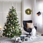Interiér v čierno-bielom dizajne s vianočným stromčekom s rovnako sfarbenými dekoráciami.