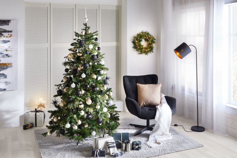 Interiér v čierno-bielom dizajne s vianočným stromčekom s rovnako sfarbenými dekoráciami.