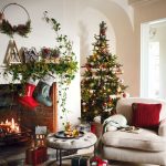 Vianočne nadekorovaný interiér s vianočným stromčekom v zeleno-červených farbách.