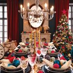 Bohato a luxusne prestretý vianočný stôl s vianočným stromčekom.