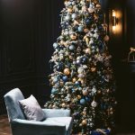 Vianočný stromček v interiéri ladený do modro-zlata.