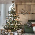 Živý vianočný stromček ladený v neutrálnych tónoch so zabalenými darčekmi.