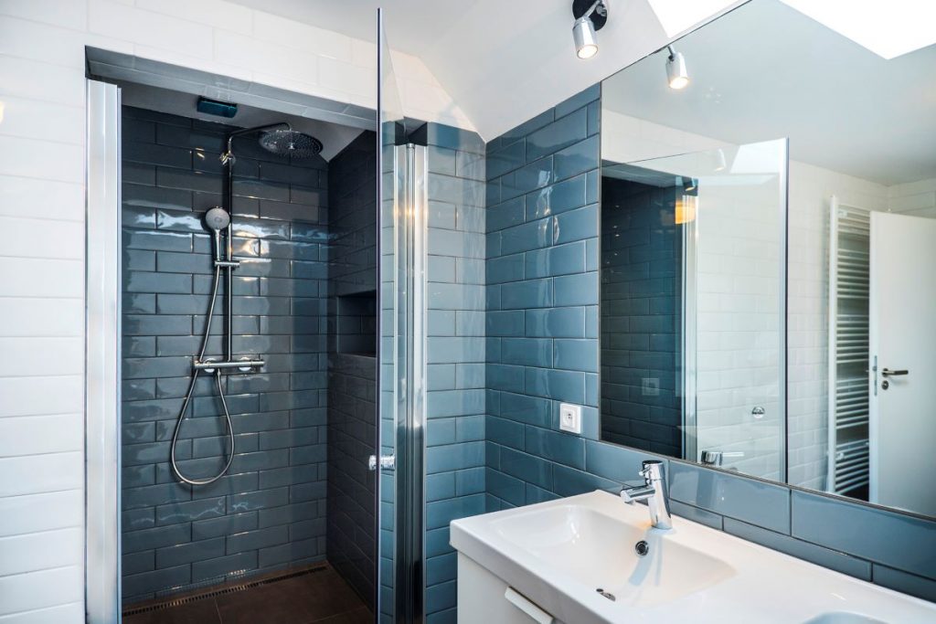 Pohľad na sprchovací kút a umývadlo v kúpeľni rodiného domu v Prahe.
