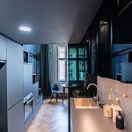 Kuchyňa v modrom byte s lnkou a úložným priestorom.