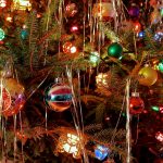 Detail na vianočný stromček s retro výzdobou.