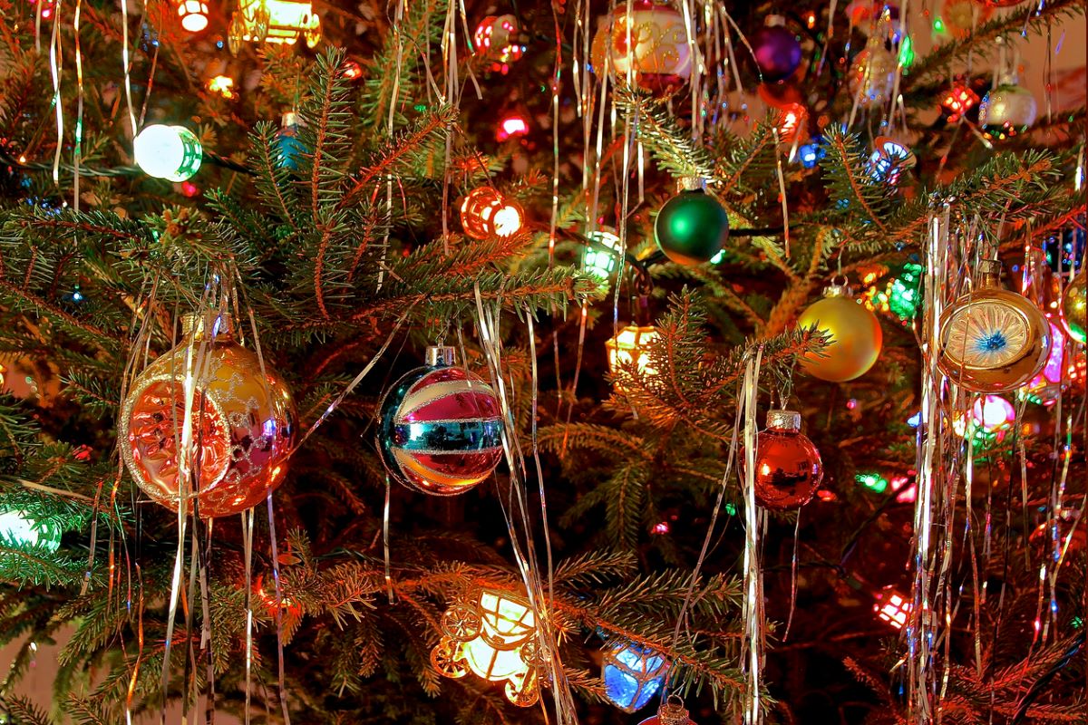 Detail na vianočný stromček s retro výzdobou.