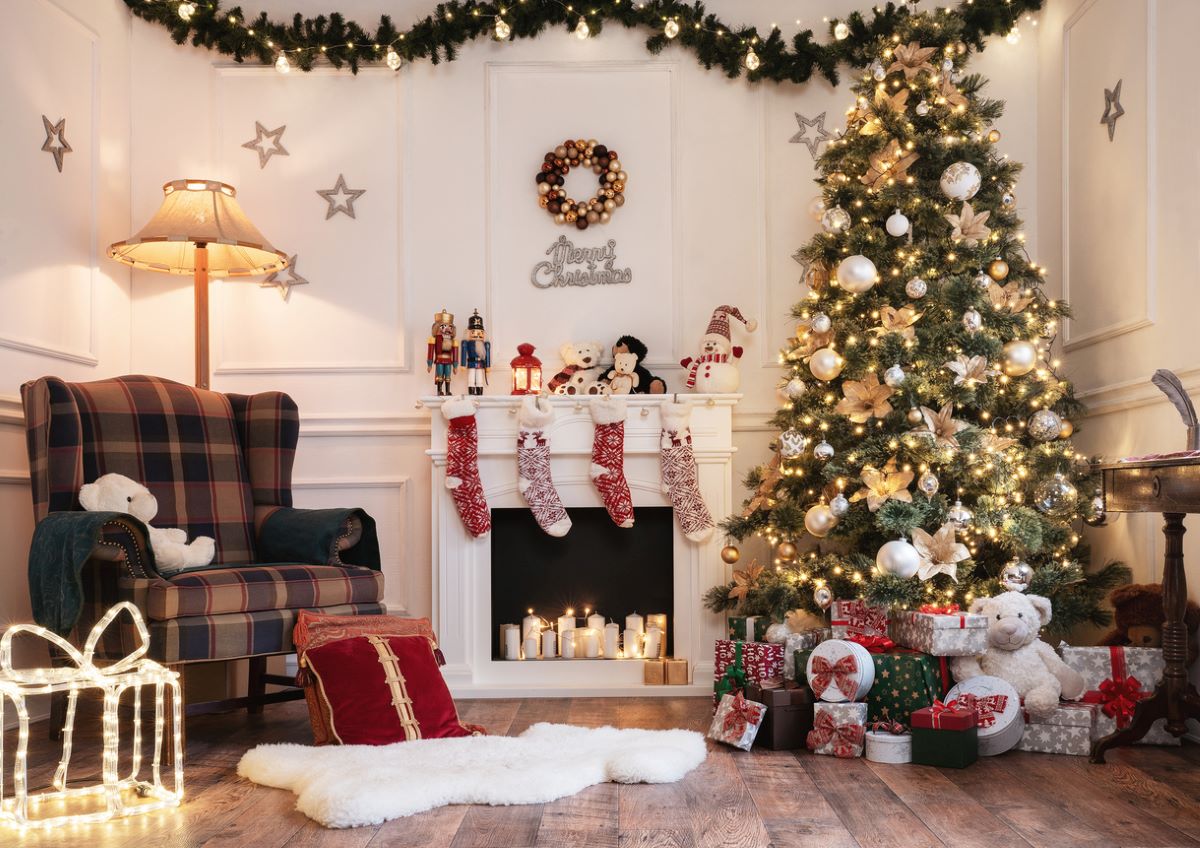 Vianočne vyzdobený interiér s girlandou, vianočnými dekoráciami a vianočným stromčekom s darčekmi.